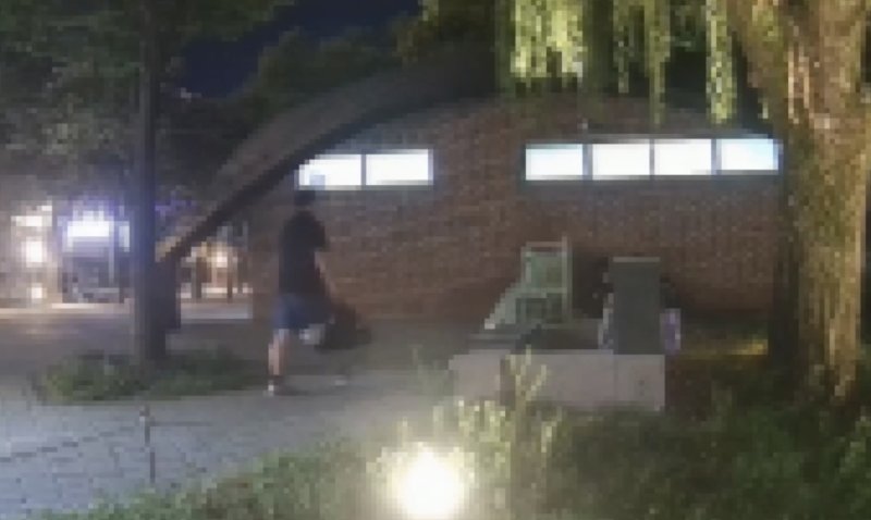 지난 2일 오전 대구 수성못 인근에서 육군 A 대위가 총상을 입고 사망한 채 발견됐다. 사진은 전날 오후 11시께 A 대위가 총기를 가방에 넣은 채 사고 현장 인근에서 이동하는 모습.2025.9.2 [독자 제공.재판매 및 DB금지] (끝)