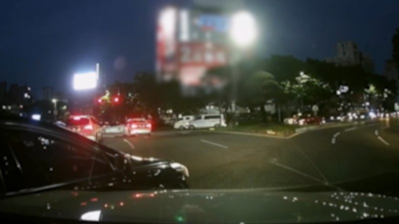 차선 변경하는 차량을 고의로 들이받는 장면(기사와 직접적 관련 없는 자료사진).   뉴시스