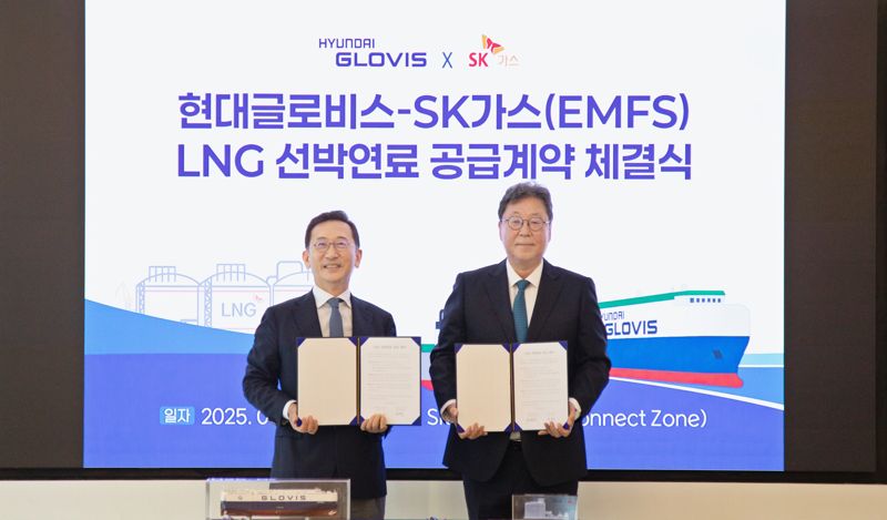 이규복 <span id='_stock_code_086280' data-stockcode='086280'>현대글로비스</span> 대표이사(오른쪽)와 윤병석 <span id='_stock_code_018670' data-stockcode='018670'>SK가스</span> 대표이사가 3일 경기도 성남 SK가스 본사에서 열린 LNG선박연료 공급계약 체결식에서 포즈를 취하고 있다. 현대글로비스 제공