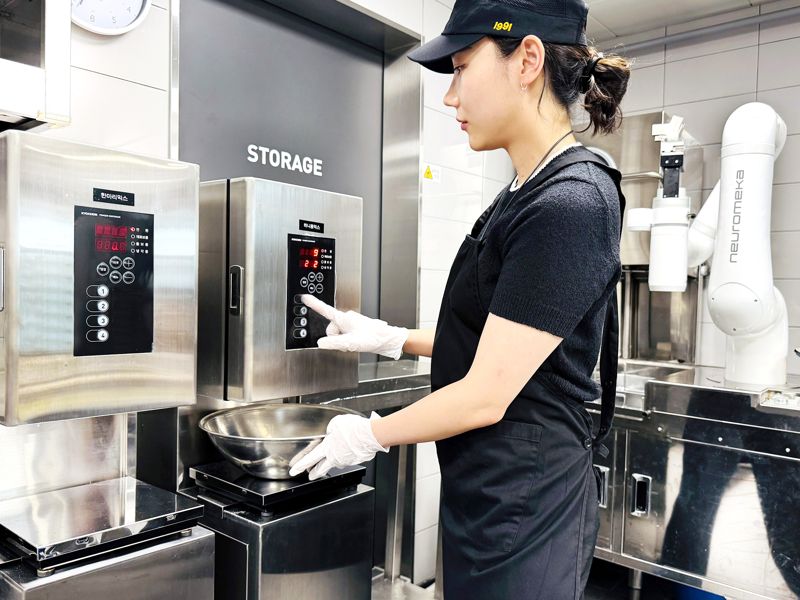 교촌치킨 가맹점에 도입된 반죽 로봇. <span id='_stock_code_339770' data-stockcode='339770'>교촌에프앤비</span> 제공 