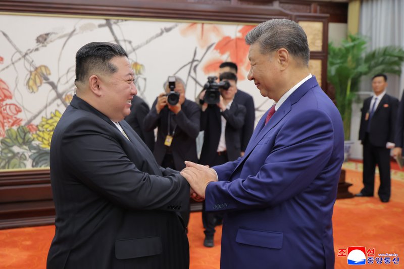 전승절 80주년 열병식 참석을 위해 중국을 방문한 김정은 북한 국무위원장이 지난 4일 오후 시진핑 중국 국가주석과 양자회담을 개최했다고 조선중앙통신이 5일 이에 대해 보도했다. 조선중앙통신 연합뉴스