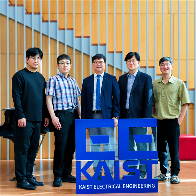 KAIST 전기및전자공학부의 최신현, 윤영규, 최성율, 유승협 교수, 신소재공학과 김경민 교수(왼쪽부터). KAIST 제공