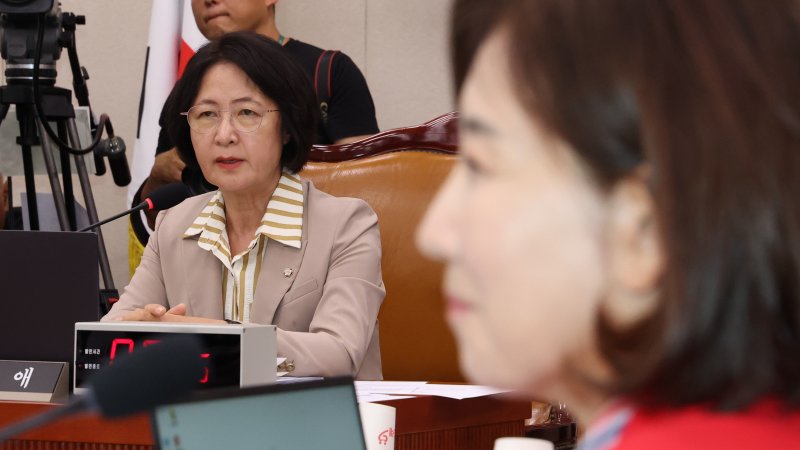 추미애 국회 법제사법위원장이 4일 오후 서울 여의도 국회에서 열린 법사위 전체회의에서 발언하고 있다. 오른쪽은 국민의힘 나경원 의원. /사진=뉴스1화상