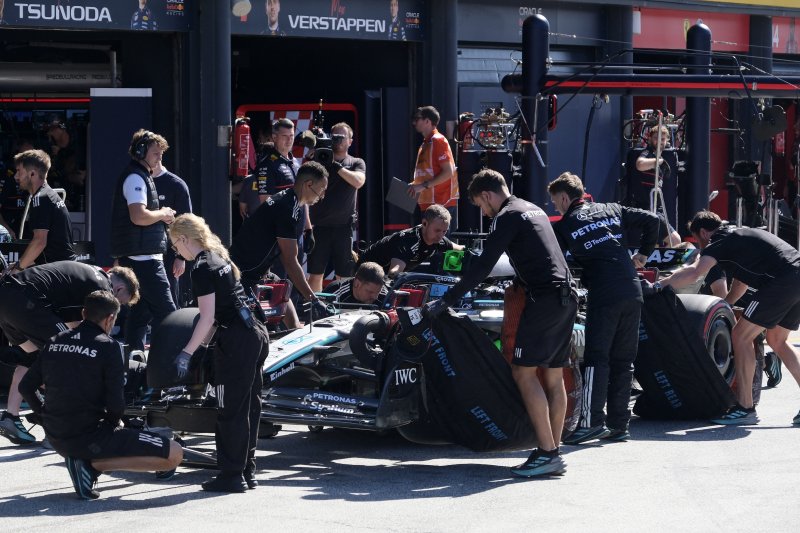 메르세데르 엔지니어들이 지난 8월 30일 네덜란드 그랑프리 퀄리파잉(예선)에서 조지 <span id='_stock_code_217500' data-stockcode='217500'>러셀</span>(메르세데스) 차를 손 보고 있다. 뉴시스