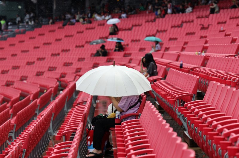 지난 5일 광주기아챔피언스필드에서 야구팬들이 내리는 비에 우산을 쓰고 kt wiz와 KIA 타이거즈 경기 개시를 기다리고 있다. 2025 KBO 리그는 지난 4일까지 632경기 만에 1천84만9천54명의 관중이 입장했다. 역대 한 시즌 최다 관중 기록인 지난해 1천88만7천705명에 불과 3만8천651명이 모자르다. 광주 경기는 우천으로 취소됐다. 2025.9.5 iso64@yna.co.kr (끝)