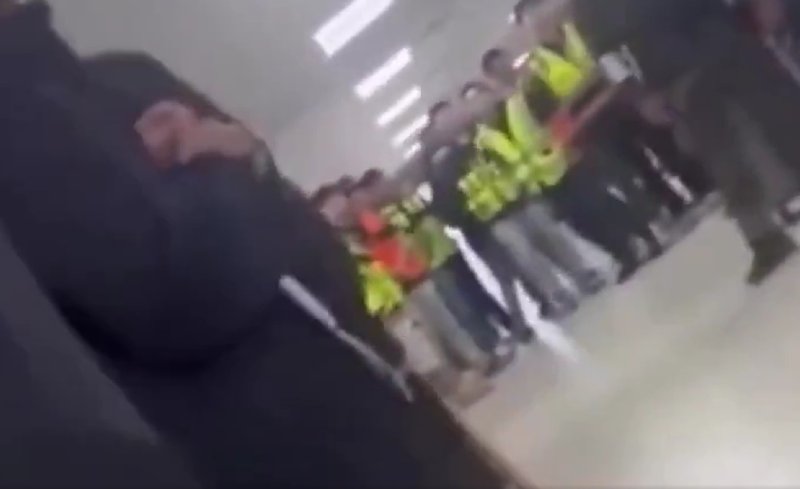 지난 4일(현지시간) 미국 조지아주 엘라벨에 있는 현대차그룹 생산단지 내 전기차 배터리 공장 건설 현장에 미국 이민당국 직원들이 들이닥쳐 통제하는 모습. X 화면 갈무리/ 뉴시스