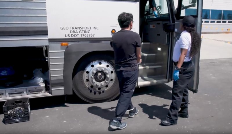 미국 이민세관단속국 ICE(U.S. Immigration and Customs Enforcement)가 조지아주 내 현대자동차그룹과 LG에너지솔루션 합작 배터리 공장 건설 현장의 한국인 직원 300여 명을 기습 단속·구금하는 영상을 공개했다. ICE 홈페이지.
