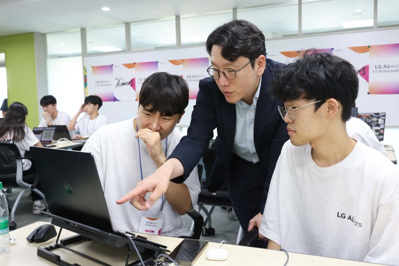 임우형 <span id='_stock_code_003550' data-stockcode='003550'>LG</span> AI연구원 공동 연구원장이 LG 에이머스(Aimers) 해커톤에 참가한 청년들과 대화를 나누고 있다. LG 제공