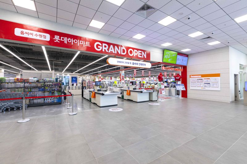 <span id='_stock_code_344820' data-stockcode='344820'>KCC글라스</span> 홈씨씨 수원점에 입점한 <span id='_stock_code_071840' data-stockcode='071840'>롯데하이마트</span> 매장 전경. KCC글라스 제공