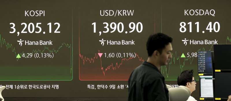 5일 서울 중구 하나은행 딜링룸에서 직원들이 업무를 보고 있다. 뉴시스 제공