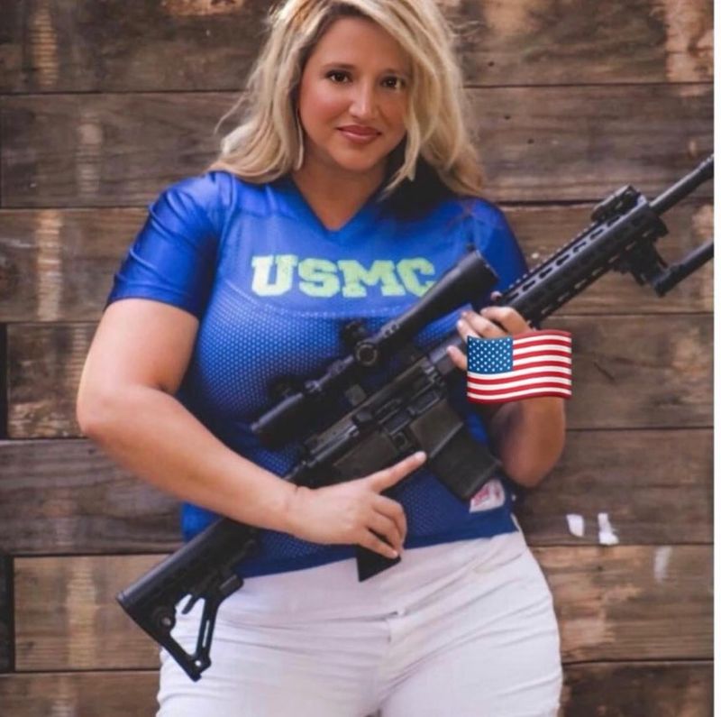 해병대 사격 교관 출신으로 트럼프 대통령 열성 지지자인 토리 브래넘이 자신의 페이스북에 총을 들고 있는 사진을 올렸다. /사진=브래넘 페이스북 계정