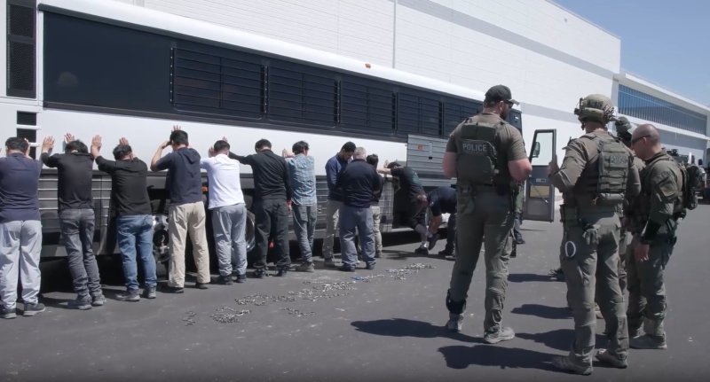 미국 이민 단속 당국이 홈페이지를 통해 지난 4일(현지시간) 조지아주 현대차그룹-LG에너지솔루션의 합작 배터리 공장 건설현장에서 벌인 불법체류·고용 단속 현장 영상을 홈페이지를 통해 공개했다. 뉴시스. ICE 홈페이지 영상 캡쳐