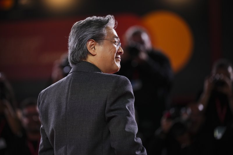 [베네치아=AP/뉴시스] 박찬욱 감독이 29일(현지 시간) 이탈리아 베네치아에서 열린 제82회 베네치아국제영화제에서 영화 '어쩔 수가 없다'(No Other Choice) 포토콜 행사에 참석해 포즈를 취하고 있다. 뉴시스