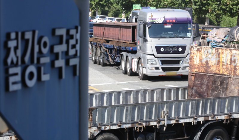 지난 3일 경북 포항시 철강 산업단지 도로에 철강 제품을 실은 차들이 오가고 있다. 연합뉴스
