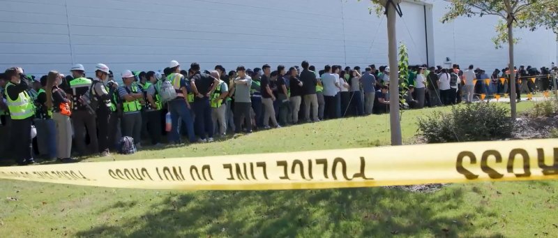 미국 이민세관단속국(ICE)이 지난 4일(현지시간) 조지아주 내 현대자동차그룹과 <span id='_stock_code_373220' data-stockcode='373220'>LG에너지솔루션</span> 합작 배터리 공장 건설 현장의 한국인 직원 300여 명을 기습 단속·구금하는 장면.뉴스1