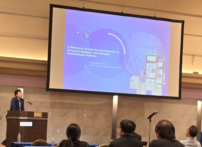 김성근 상계백병원 교수가 일본 사이타마에서 열린 '국제재택혈액투석학회(JSHHD)'에서 시노펙스 이동형 혈액투석기 제품군에 대해 설명하고 있다. 시노펙스 제공