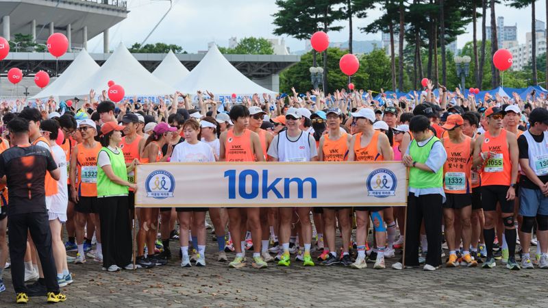 <span id='_stock_code_456040' data-stockcode='456040'>OCI</span>홀딩스 임직원 및 가족들이 지난 7일 서울 월드컵공원 평화광장에서 열린 &#39;제11회 시각장애인과 함께하는 어울림 마라톤&#39;에 참여해 출발선에 서 있다. OCI홀딩스 제공