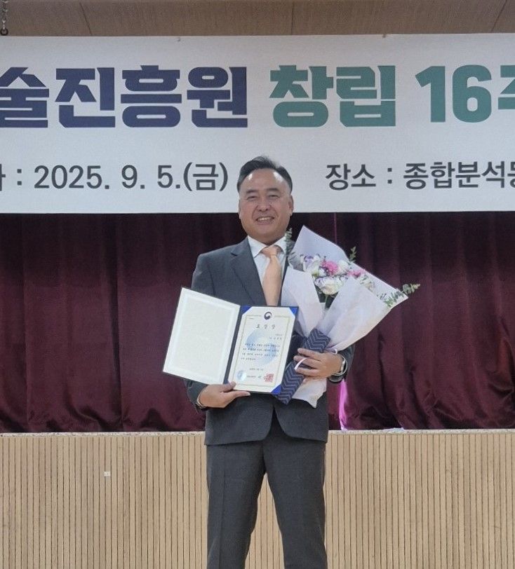 손동철 휴온스엔 대표가 5일 '한국농업기술진흥원 창립 16주년 기념식'에서 농촌진흥청장 표창을 수상했다. 휴온스글로벌 제공