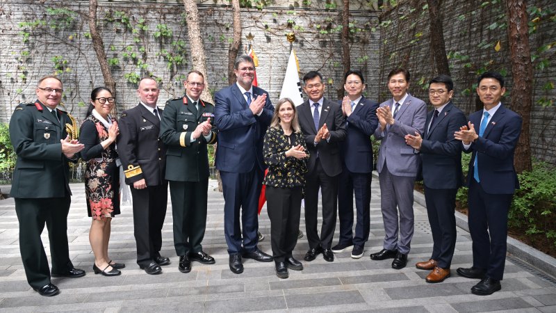 석종건 방위사업청장이 8일 서울 중구 주한 캐나다 대사관에서 스테파니 벡 캐나다 국방차관과 면담 후 양국 관계자들과 함께 기념 촬영을 하고 있다. 방위사업청 제공