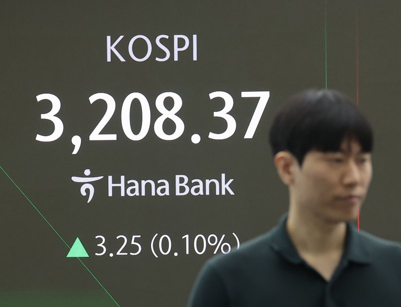 8일 오전 서울 중구 하나은행 본점 딜링룸에서 딜러가 업무를 보고 있다. /사진=연합뉴스