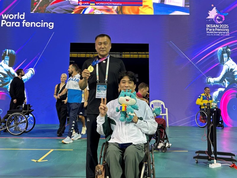 지난 2~7일 전북 익산에서 열린 &#39;2025 파라펜싱 세계선수권 대회에서&#39; 금메달 1개와 동메달 1개를 수확한 <span id='_stock_code_114090' data-stockcode='114090'>GKL</span>장애인펜싱팀 소속 박천희 선수(오른쪽)가 박상민 감독과 함께 기념촬영을 하고 있다. GKL 제공