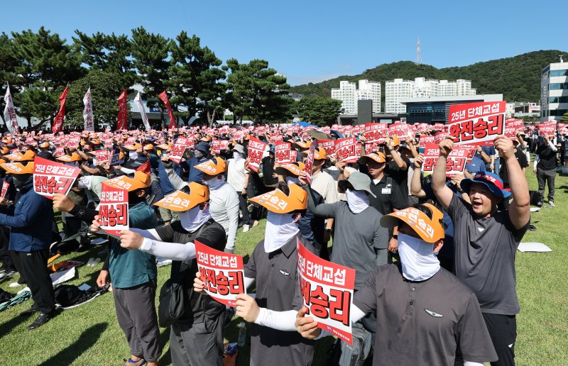 지난 3일 울산 북구 현대자동차 울산공장 본관 앞에서 열린 현대차 노조의 총파업 결의대회에서 조합원들이 구호를 외치고 있다. 연합뉴스
