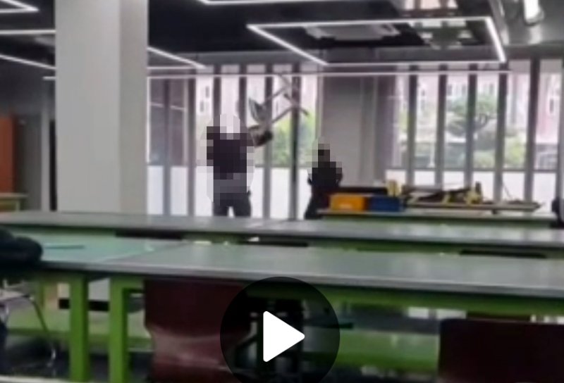 [광주&#x3D;뉴시스] 광주의 한 고등학교에서 수업시간에 학생이 노래를 부르며 의자에 올라가 춤을 춘 뒤 달아나자 교사가 의자를 던지고 있다. (사진&#x3D;SNS 캡처) photo@newsis.com *재판매 및 DB 금지 &#x2F;사진&#x3D;뉴시스