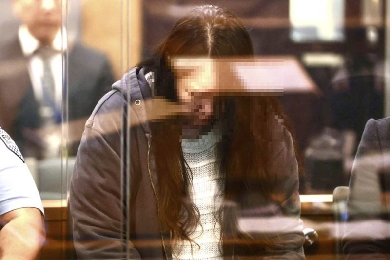 어린 두 자녀를 살해해 여행가방에 방치한 혐의를 받고 있는 뉴질랜드 시민권자 한국 여성이 8일 뉴질랜드 오클랜드의 고등법원에서 열린 재판에 출석해 있다. AP뉴시스