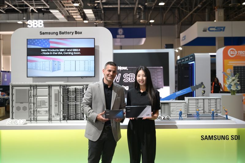 <span id='_stock_code_006400' data-stockcode='006400'>삼성SDI</span> 모델들이 9일(현지시간) 미국 라스베이거스에서 개막한 북미 최대 에너지산업 전시회 'RE+ 2025'에서 삼성배터리박스(SBB) 신제품을 소개하고 있다. 삼성SDI 제공