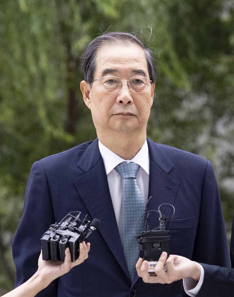 한덕수 전 국무총리가 9일 서울 종로구 광화문 김건희 특검팀(특별검사 민중기)에 참고인 신분으로 조사를 받기 위해 출석하고 있다. 사진=뉴시스