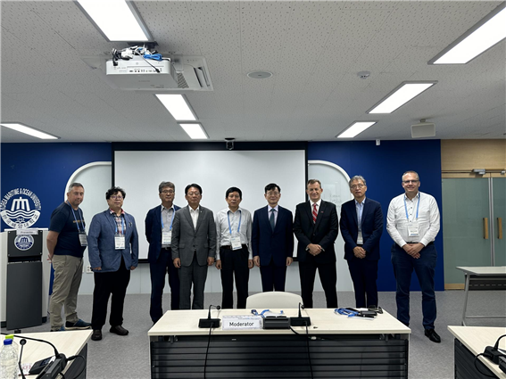 국립한국해양대학교 국제해양문제연구소는 지난해 &#39;세계해양사대회&#39;를 성공적으로 개최했다. 행사 기간 인도태평양전략 세션의 중국, 미국, 한국 외교전략 전문가 대표들과 정문수 연구소장(오른쪽 두번째) 등이 기념촬영을 하고 있다.