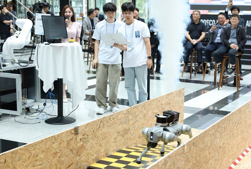 '산업용 AI-로봇 경진대회' 참가자들이 지난 9일 서울 포스코센터에서 4족 로봇 보행 챌린지를 수행하고 있다. 포스코그룹 제공
