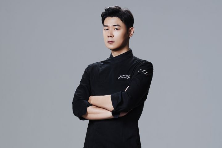 스타 셰프 최현석. <span id='_stock_code_039130' data-stockcode='039130'>하나투어</span> 제공