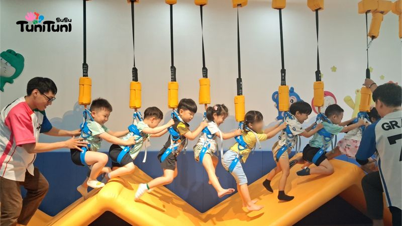 <span id='_stock_code_019680' data-stockcode='019680'>대교</span>의 영유아 놀이체육 전문 브랜드 '트니트니'에서 아이들이 놀고 있는 모습. 대교그룹 제공