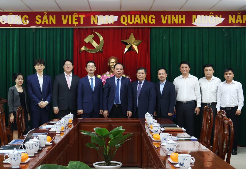 지난 10일 베트남 동나이성 청사에서 <span id='_stock_code_001440' data-stockcode='001440'>대한전선</span>과 베트남 동나이성 관계자들이 업무협의에 앞서 기념사진을 찍고 있다. 왼쪽 두번째부터 최승호 대한비나 법인장, 김응서 대한전선 경영기획실 상무, 김준석 대한전선 경영총괄 부사장, 보 탄 둑 동나이성 성장. 대한전선 제공