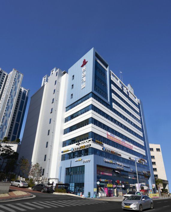 올해로 창립 50주년을 맞은 &#39;건설명가&#39; 동원개발 부산 민락동 본사 사옥. 동원개발 제공