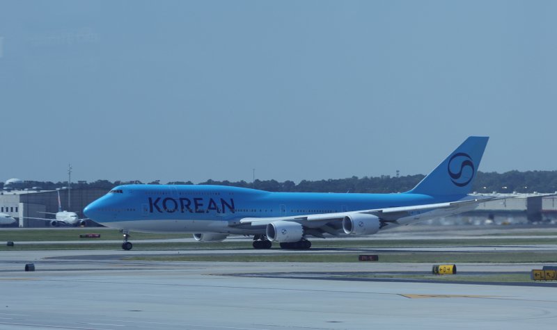 &#39; 미국 이민 당국에 구금됐다가 풀려난 한국인 근로자들이 탑승한 대한항공 전세기가 11일(현지시간) 미국 조지아주 하츠필드-잭슨 애틀랜타 국제공항에서 활주로로 이동하고 있다.  사진&#x3D;연합뉴