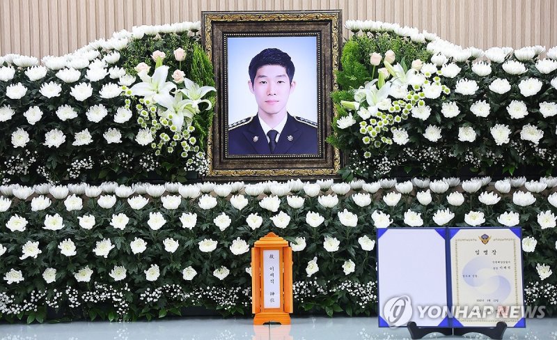 갯벌 고립 노인에 구명조끼 벗어주고 숨진 해경 이재석 경사 빈소 /사진=연합뉴스