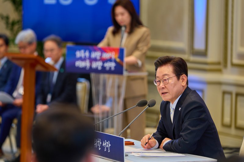 이재명 대통령이 11일 청와대 영빈관에서 '회복을 위한 100일, 미래를 위한 성장'을 주제로 열린 취임 100일 기자회견에서 기자들의 질문에 답변하고 있다. 대통령실 제공./사진=뉴스1