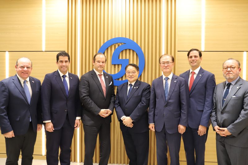 호세 라몬 이카사 파나마 운하부장관, 하비에르 마르티네스 아차 파나마 외무부장관(왼쪽 두번째부터) 등이 10일 한국해운협회를 방문해 포즈를 취하고 있다. 한국해운협회 제공