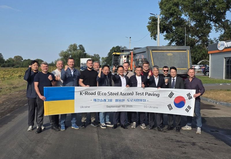 칼라쉬닉 미하일 키이우주 주지사(왼쪽 다섯번째)와 서오진 <span id='_stock_code_255220' data-stockcode='255220'>SG</span> 사장(왼쪽 여덟번째), 수오믈린 세르히 재건청장(왼쪽 열번째), 베주흘리 아르템 국립인프라연구소 소장(왼쪽 열한번째), 김용현 <span id='_stock_code_047050' data-stockcode='047050'>포스코인터내셔널</span> 우크라이나 현지 법인장(왼쪽 열두번째)가 기념 촬영을 하고 있다. SG 제공