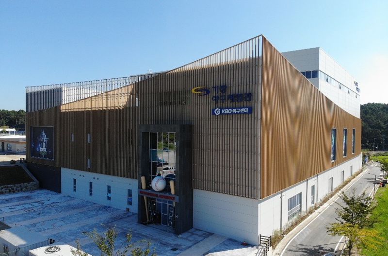 지난 10일 부산 기장군 일광읍 야구테마파크 부지 내 준공한 부산 기장 야구체험관·실내야구연습장 전경. 부산 기장군 제공