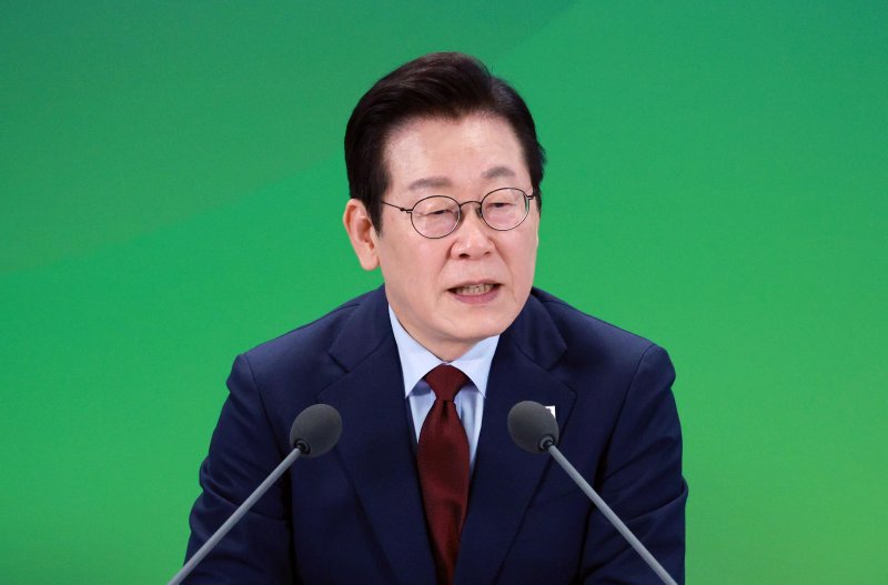 이재명 대통령이 강원 춘천시 강원창작개발센터에서 열린 '강원의 마음을 듣다' 타운홀 미팅에서 발언하고 있다. 뉴시스