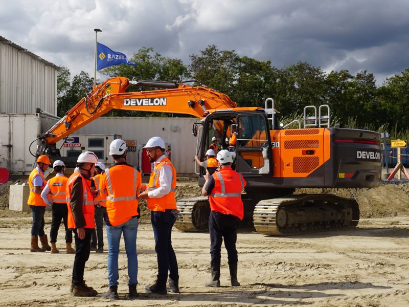 HD현대인프라코어 임직원들이 지난 8∼11일(현지시각) 프랑스 콩피에뉴에서 현지 건설사를 대상으로 디벨론(DEVELON) 신형 굴착기의 현장 실증 및 스마트 안전 기술 시연을 진행하고 있다. HD현대인프라코어 제공