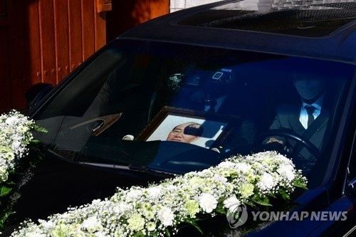 지난 2021년 11월 27일 고 전두환 전 대통령의 유해가 서울 서대문구 연희동 자택에 임시안치를 위해 도착하고 있다. 연합뉴스