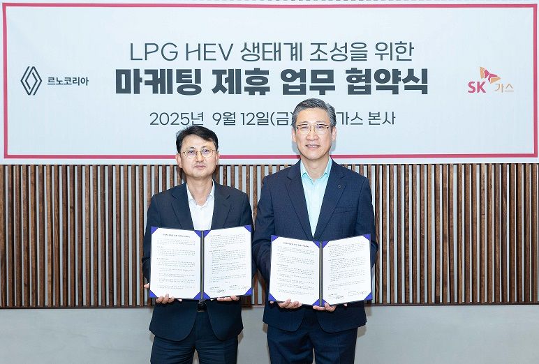 12일 SK가스 백흠정 Eco Energy 본부장(왼쪽)과 르노코리아 최성규 연구소장이 국내 최초 LPG 하이브리드 차량의 성공적 출시를 위한 전속 마케팅 협약을 체결하고 기념사진을 촬영하고 있다. SK가스제공 