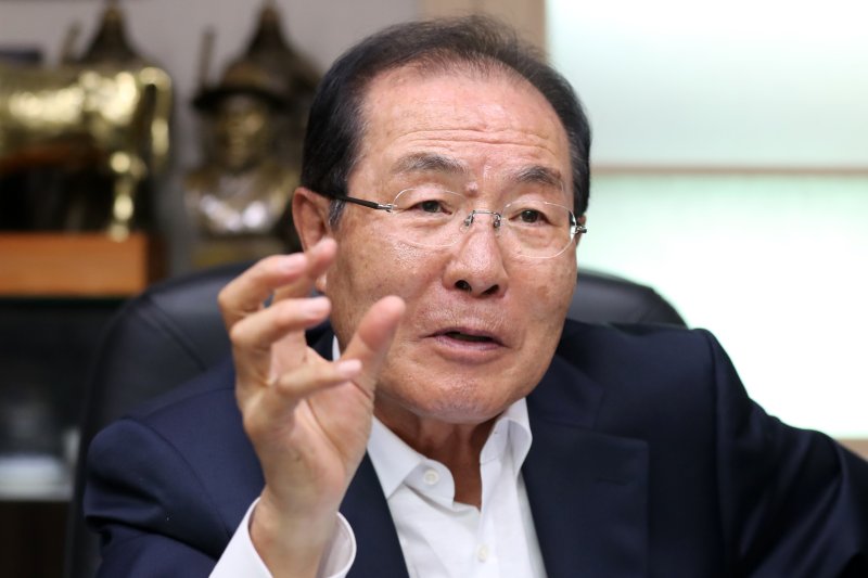 윤동한 <span id='_stock_code_161890' data-stockcode='161890'>한국콜마</span> 회장. 뉴스1
