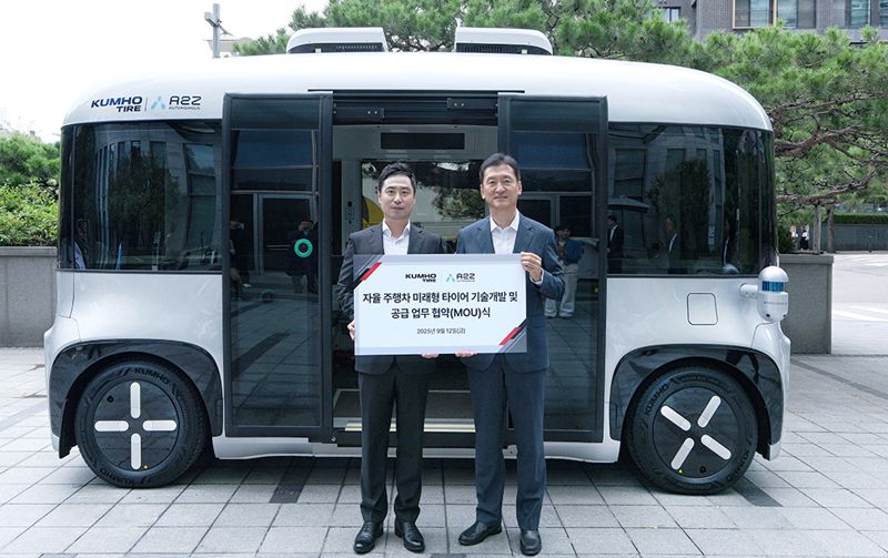 <span id='_stock_code_073240' data-stockcode='073240'>금호타이어</span> 정일택 사장(오른쪽)과 에이투지 한지형 대표가 지난 12일 열린 '자율주행차 미래형 타이어 기술개발 및 공급 업무 협약(MOU)식'에 참가해 에이투지의 자율주행차 ‘로이(ROii) 앞에서 포즈를 취하고 있다.