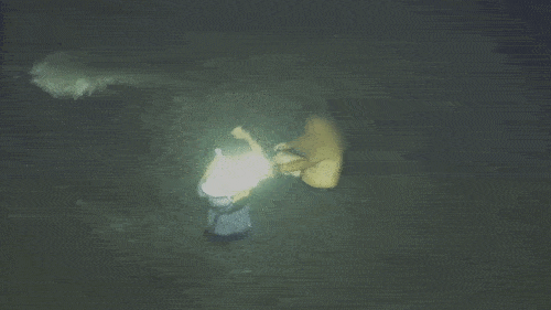 부력조끼 벗어주는 이재석 경사 /사진=연합뉴스