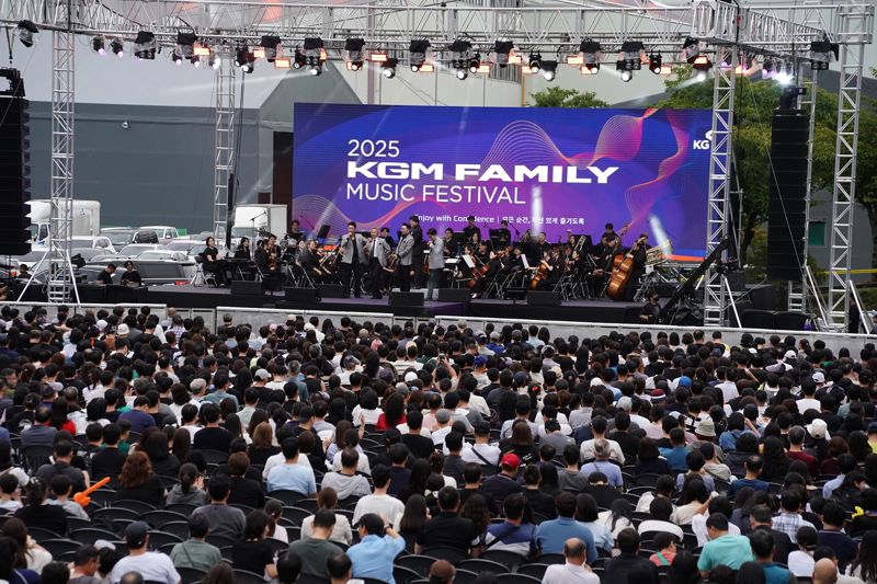 지난 13일 <span id='_stock_code_003620' data-stockcode='003620'>KG모빌리티</span>가 경기 평택시 본사에서 개최한 'KGM 가을음악회'에서 오케스트라단이 합주하고 있다. KG모빌리티 제공